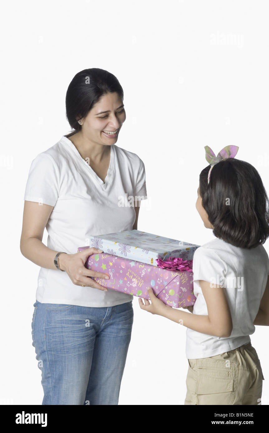 Metà donna adulta regali a sua figlia Foto Stock