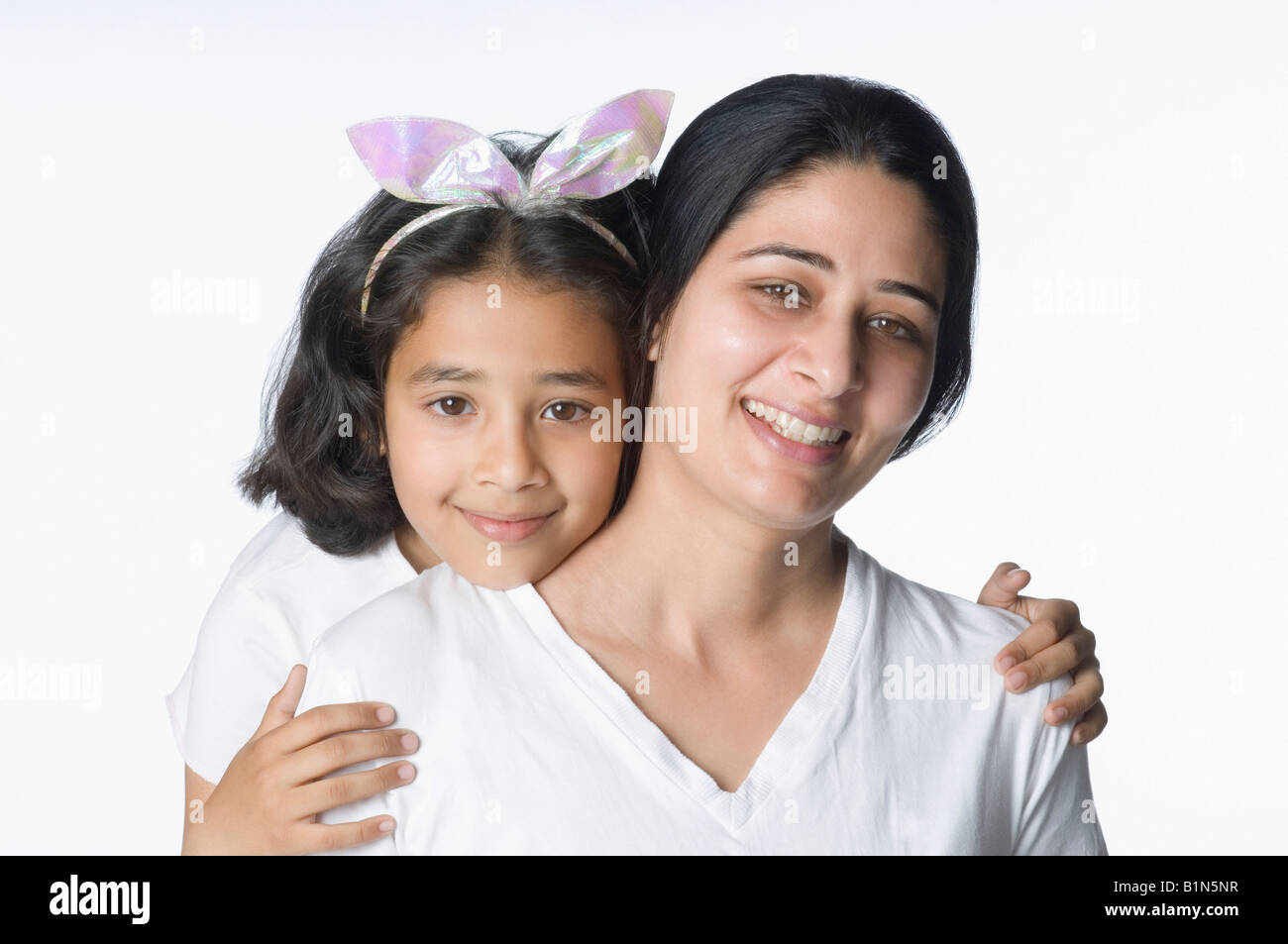 Ritratto di una ragazza sorridente con sua madre Foto Stock