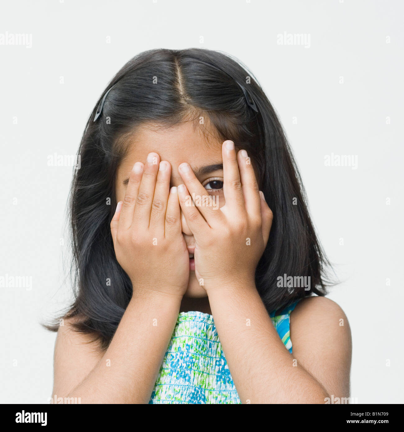 Close-up di una ragazza nasconde il suo volto Foto Stock