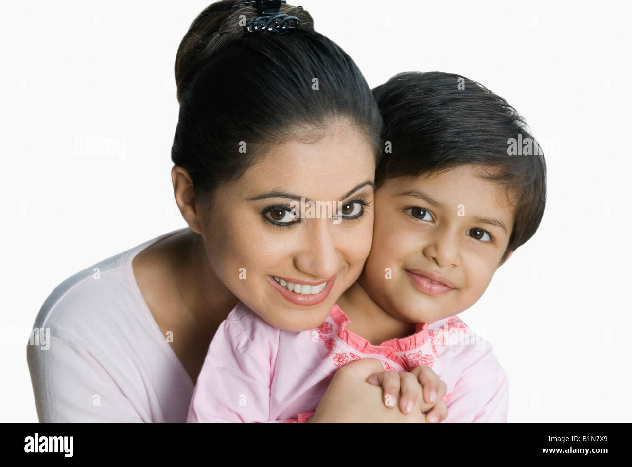 Close-up di una giovane donna sorridente con sua figlia Foto Stock