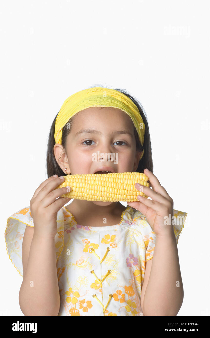 Ritratto di una ragazza di mangiare il mais Foto Stock