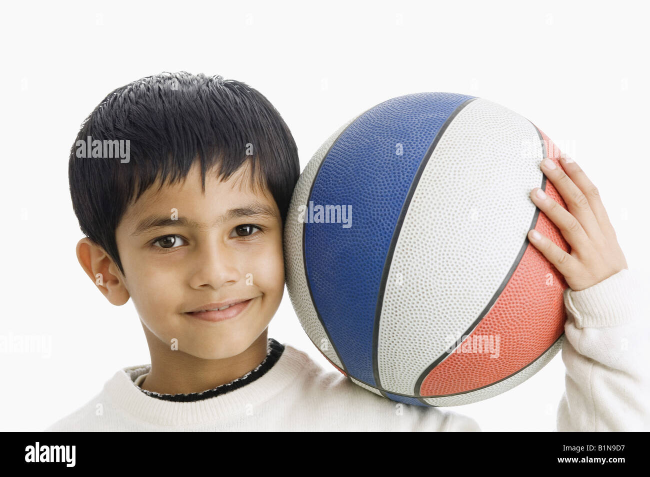 Ritratto di un ragazzo in possesso di un basket Foto Stock