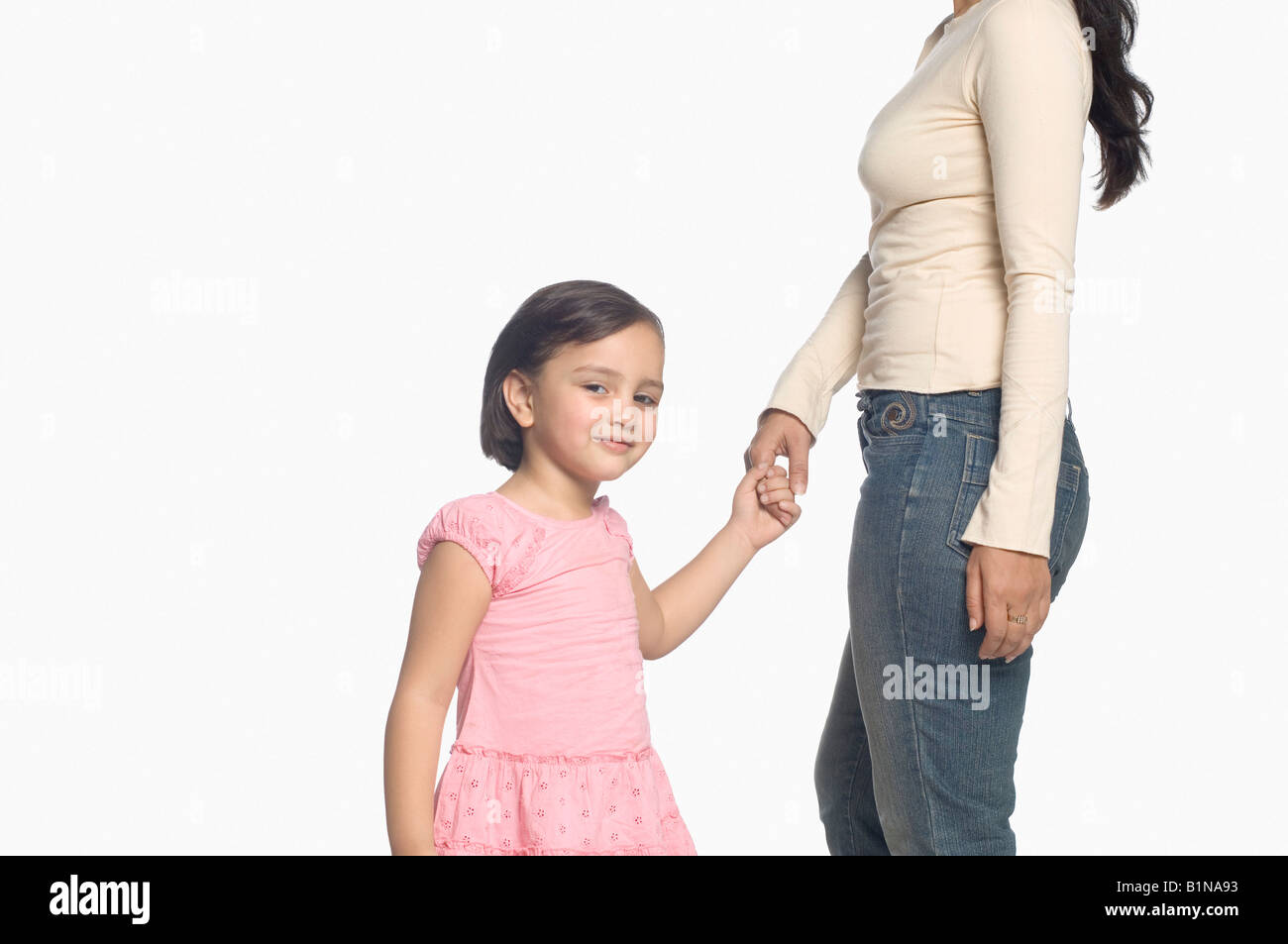 Ritratto di una ragazza con sua madre la mano Foto Stock
