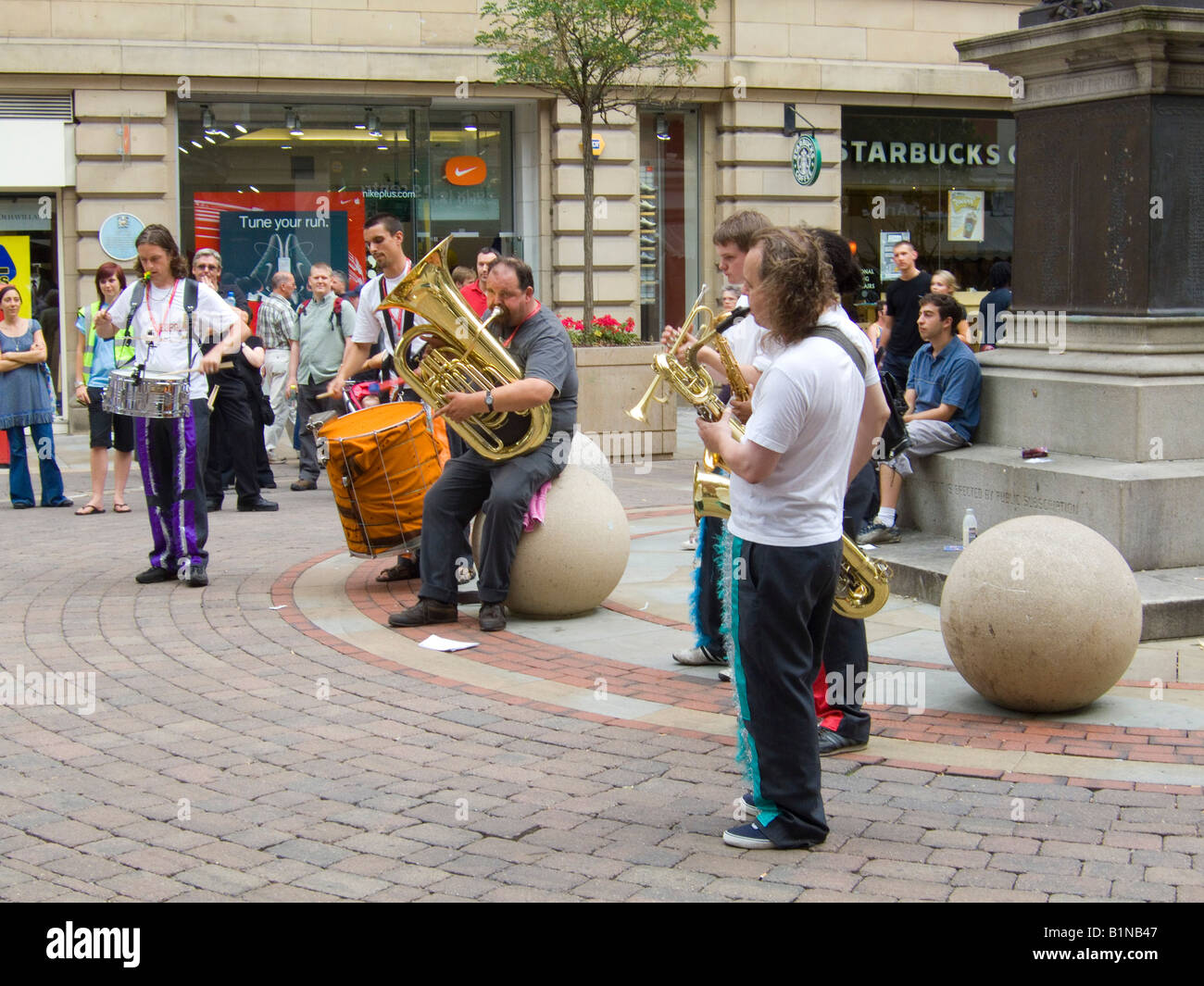 Musicisti in un centro della città Foto Stock