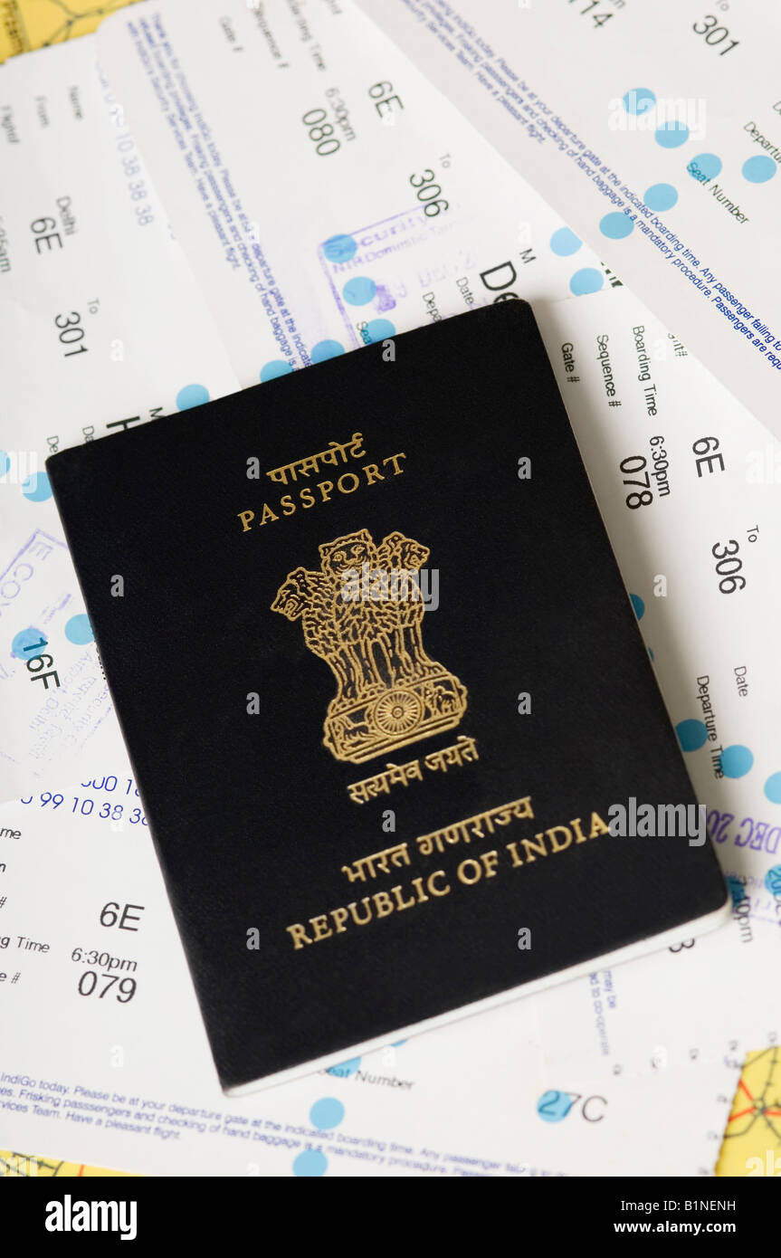 Close-up di un passaporto indiano con un biglietto aereo su una mappa Foto Stock