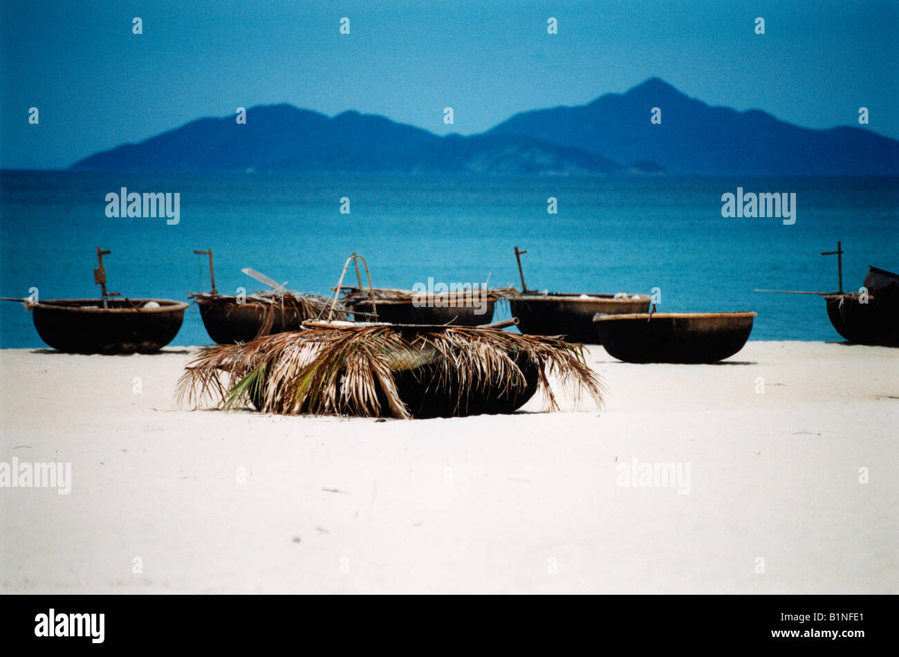 Il Vietnam barche di pescatori sulla spiaggia di Cina Bai Non Nuoc sul Mare del Sud della Cina Da Nang Foto Stock