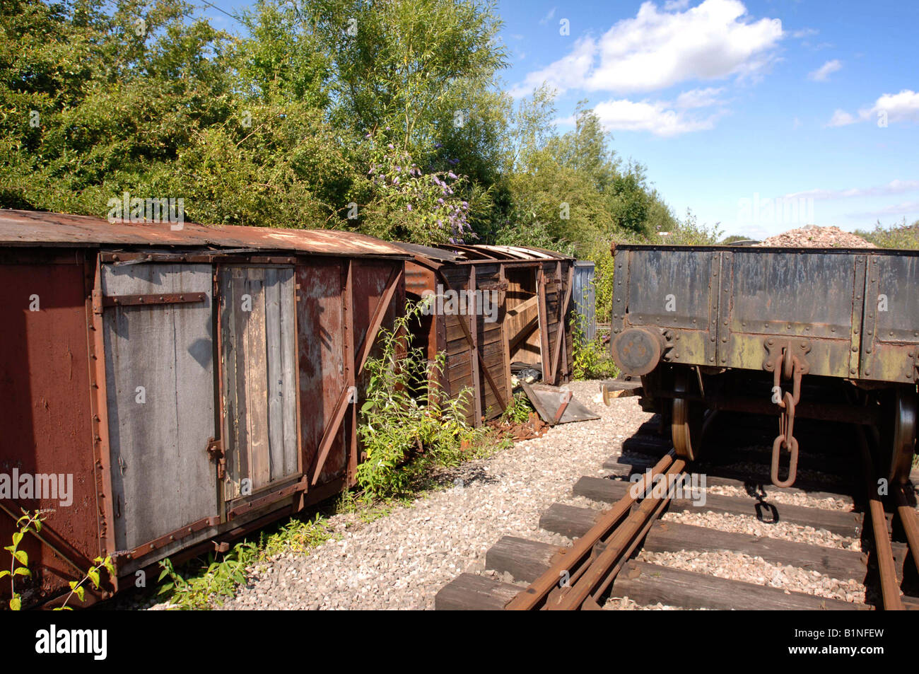 Vecchie carrozze ferroviarie utilizzate come capannoni vicino a Lydney stazione di giunzione GLOUCESTERSHIRE REGNO UNITO Foto Stock