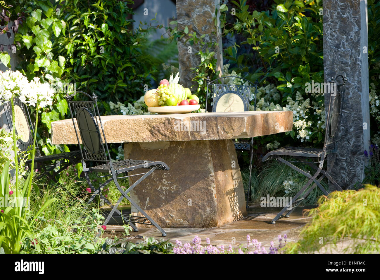 Tavolo da giardino realizzato a partire da una lastra di pietra Foto Stock