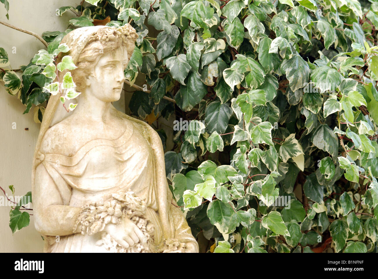 Statua nel giardino dell'Imperatrice Elisabeth Amalie Eugenie (nota come Sissi oppure Sisi) Palazzo chiamato Achilleon sull'isola greca di Corfù Foto Stock