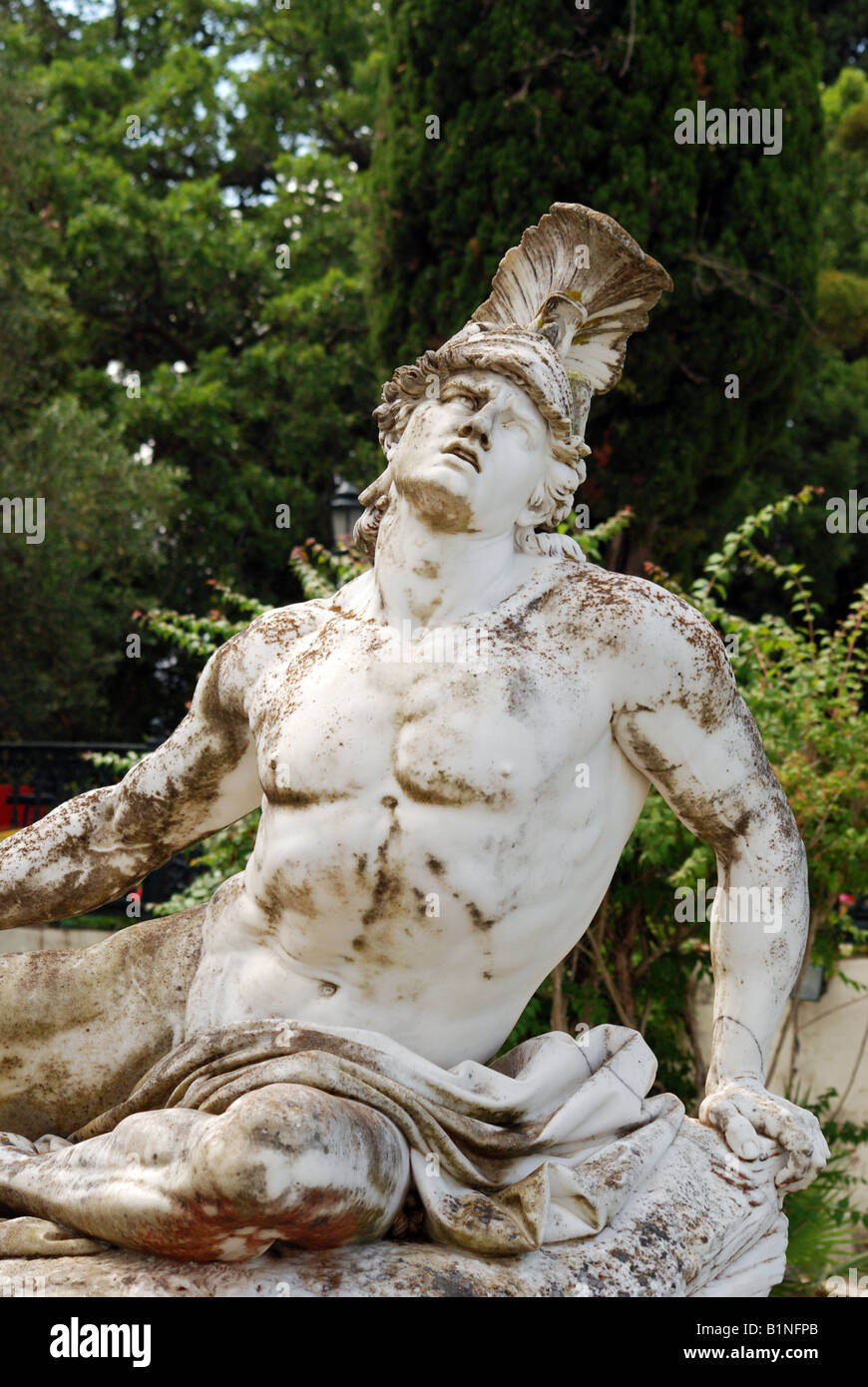 Achilleas Thniskon (morire Achille) statua in marmo in Imperatrice Imperatrice Elisa (Sissi) Palazzo chiamato Achilleon, l'isola di Corfù, Grecia Foto Stock