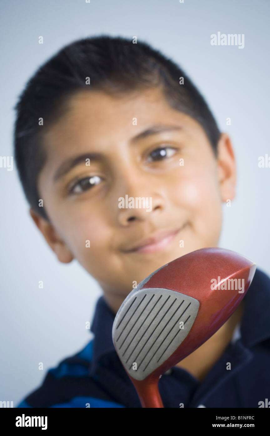 Ritratto di un ragazzo con un club di golf Foto Stock