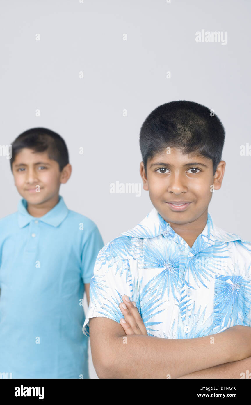 Ritratto di un ragazzo sorridente e un altro ragazzo che sta in background Foto Stock