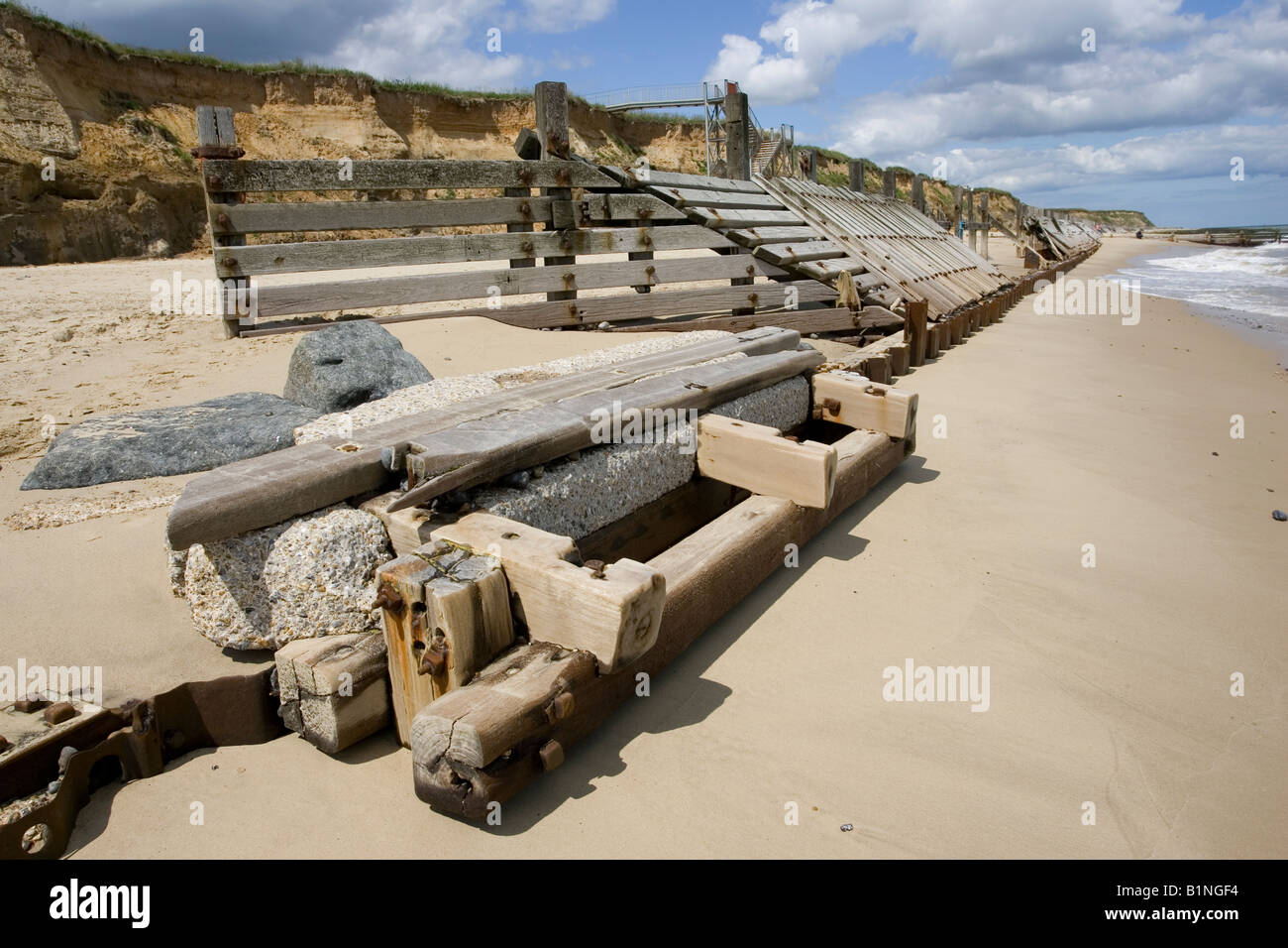 Vecchio frangionde grave erosione costiera Happisburgh Costa North Norfolk REGNO UNITO Foto Stock