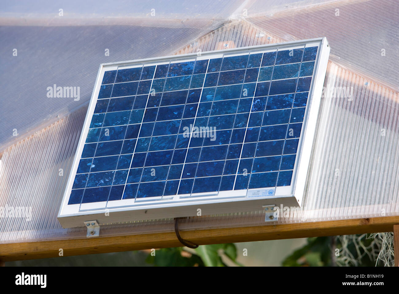 Energia solare per il riscaldamento unità su una serra Foto stock - Alamy
