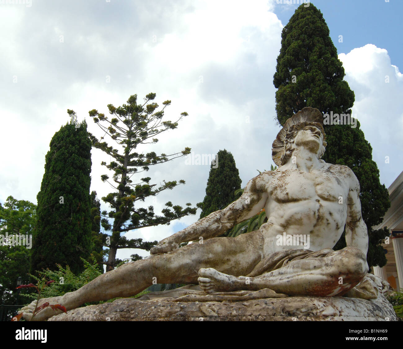 Achilleas Thniskon (morire Achille) statua in marmo in Imperatrice Elisabeth (Sissi) Palazzo chiamato Achilleon, l'isola di Corfù, Grecia Foto Stock