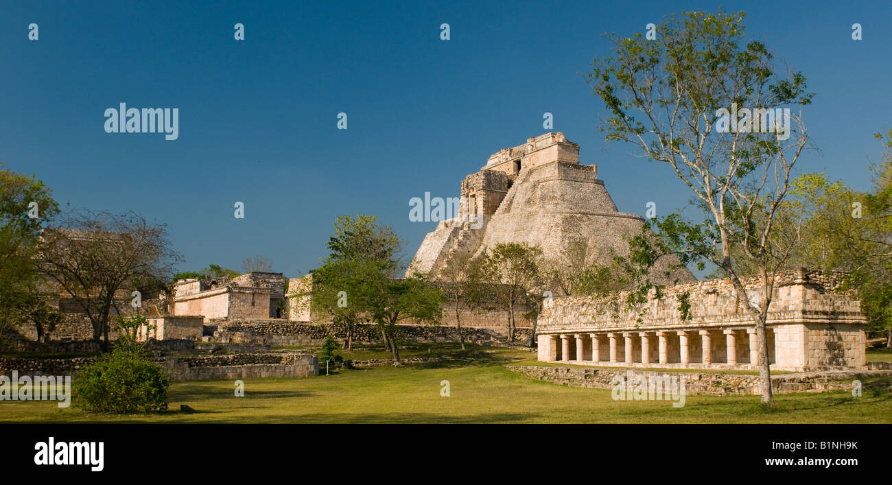 La piramide del mago a le antiche rovine maya di Uxmal Messico Foto Stock