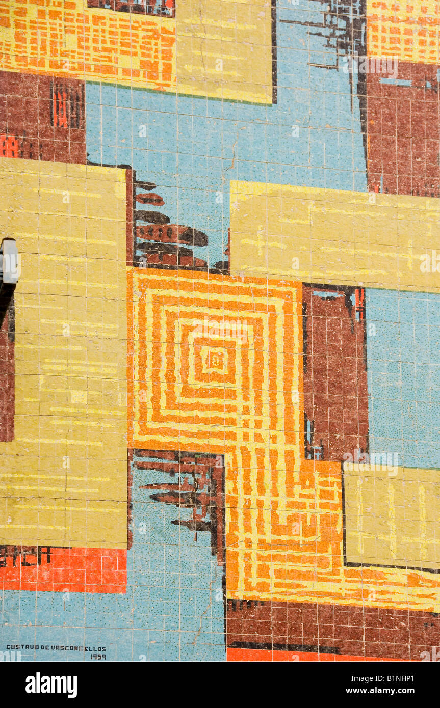 Dettaglio di un mosaico parete composta da Gustavo de Vasconcellos nel 1959 su un edificio. Maputo, Mozambico Foto Stock