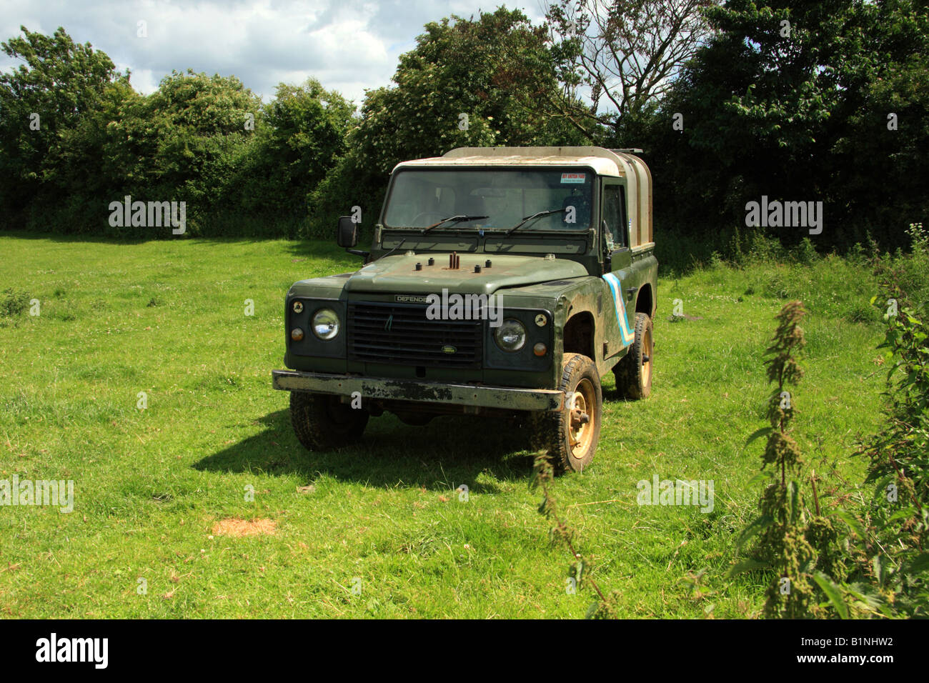 Un antico Land Rover si siede in un campo di agricoltori Foto Stock