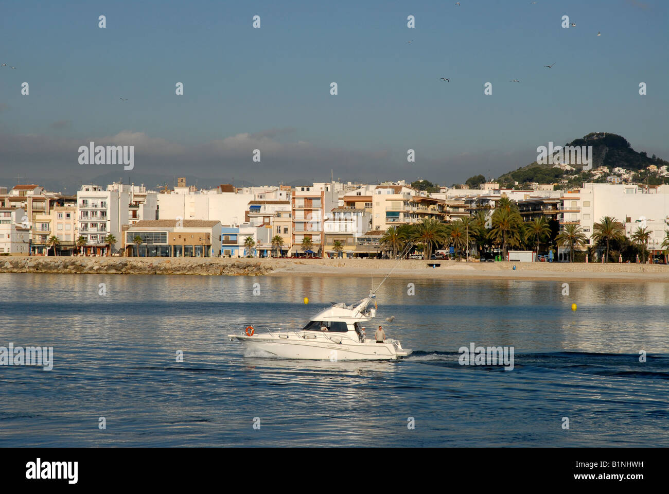 Sports fishing boat lasciando la porta, Javea / Xabia, Provincia di Alicante, Comunidad Valenciana, Spagna Foto Stock
