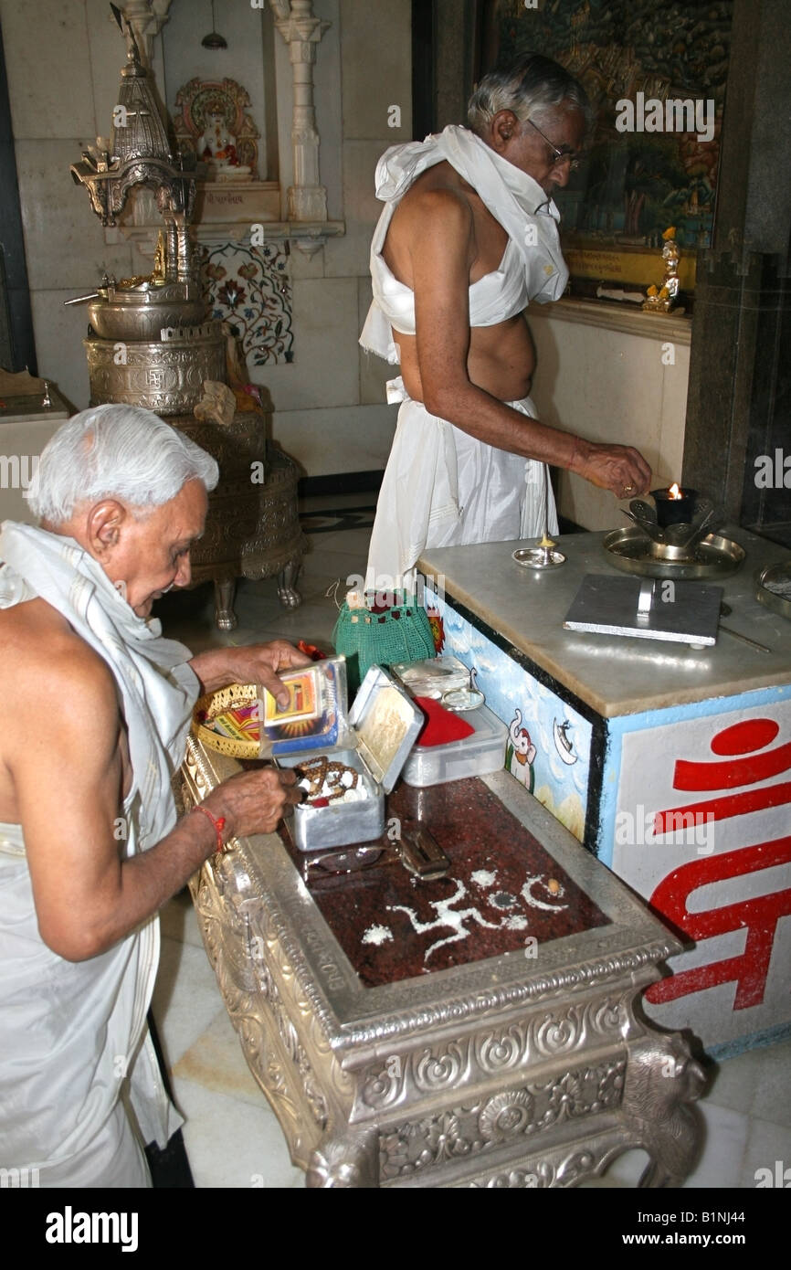 Jain sacerdoti a pregare , Parasvanathaswami tempio Jain , Bangalore , India del Sud Foto Stock