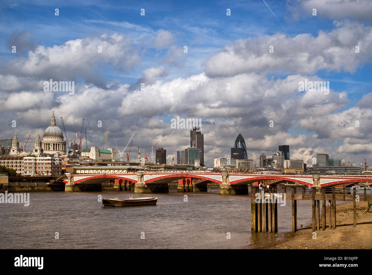Londra e la città dalla banca del sud Foto Stock