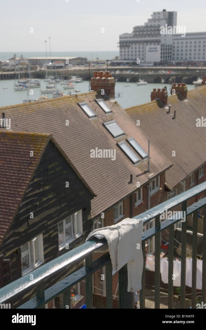 Tracey Emin Art Baby Things, "Matinee Jacket", mostra d'arte pubblica Triennale Creative Folkestone Kent England 2008 UK 2000s HOMER SYKES Foto Stock