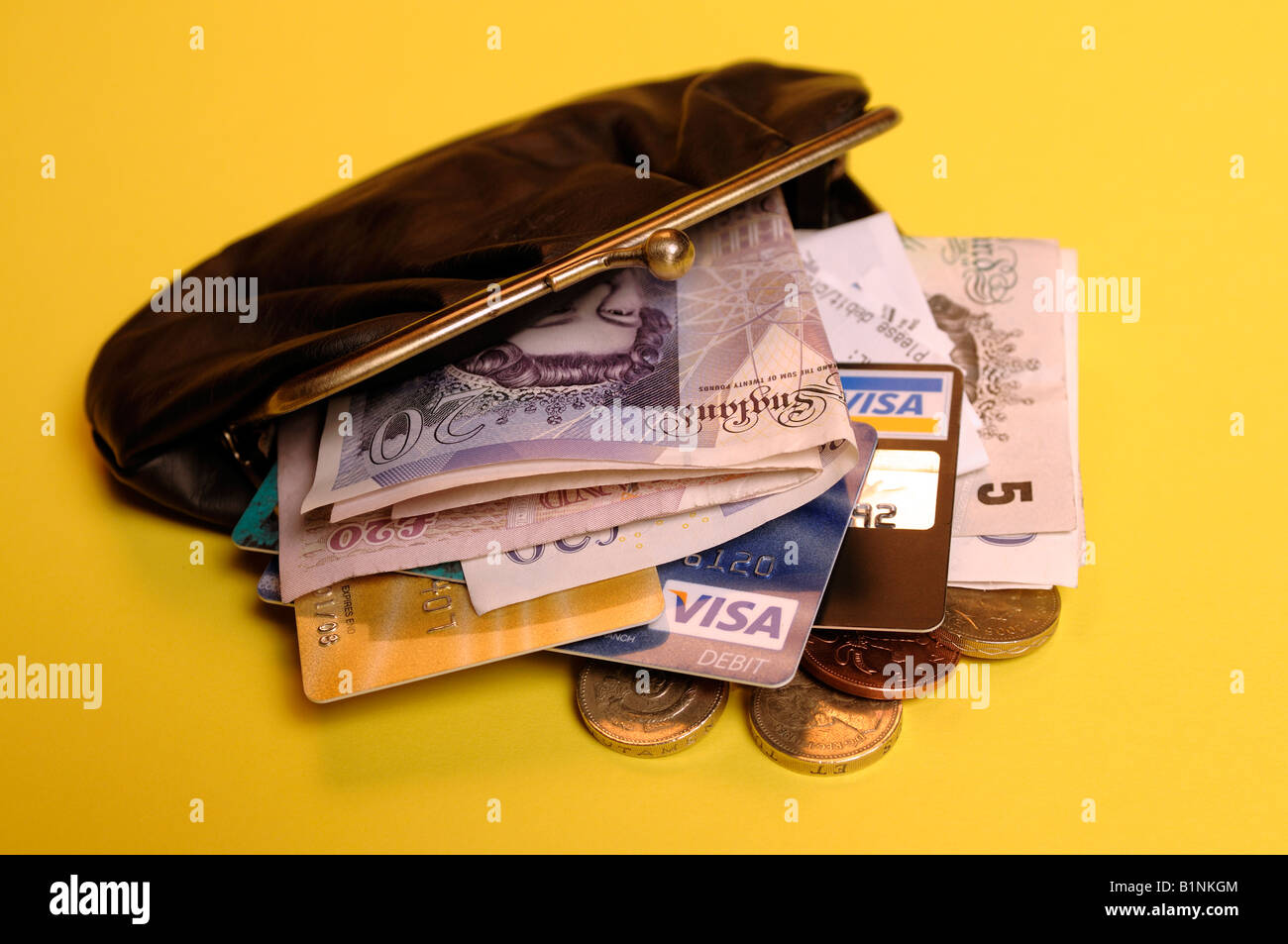 Borsa con carte di credito e denaro Foto Stock