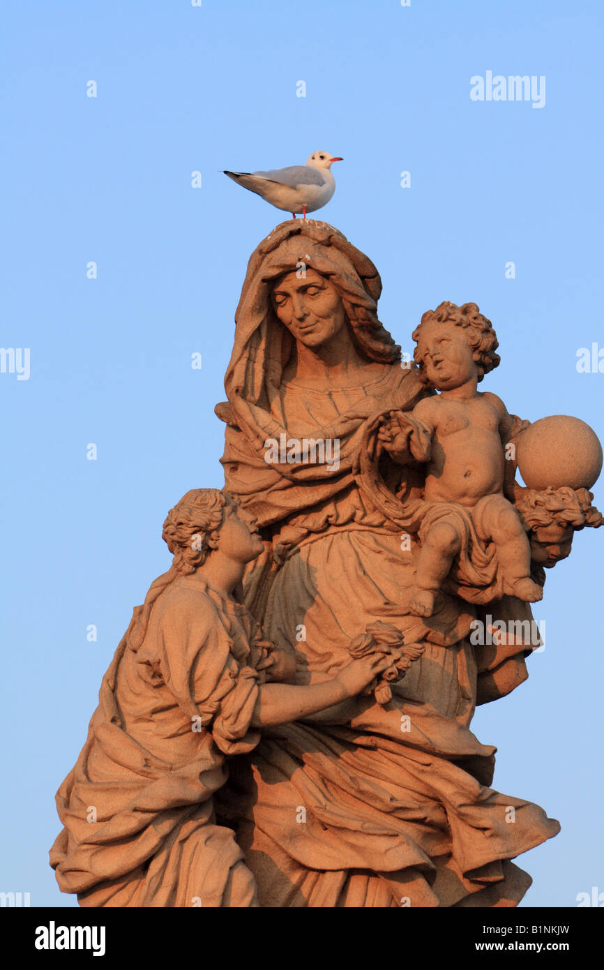 La St Anne con il Bambino Gesù, Maria Vergine e del beato tern sulla testa sul Ponte Carlo nel tardo pomeriggio tramonto Foto Stock