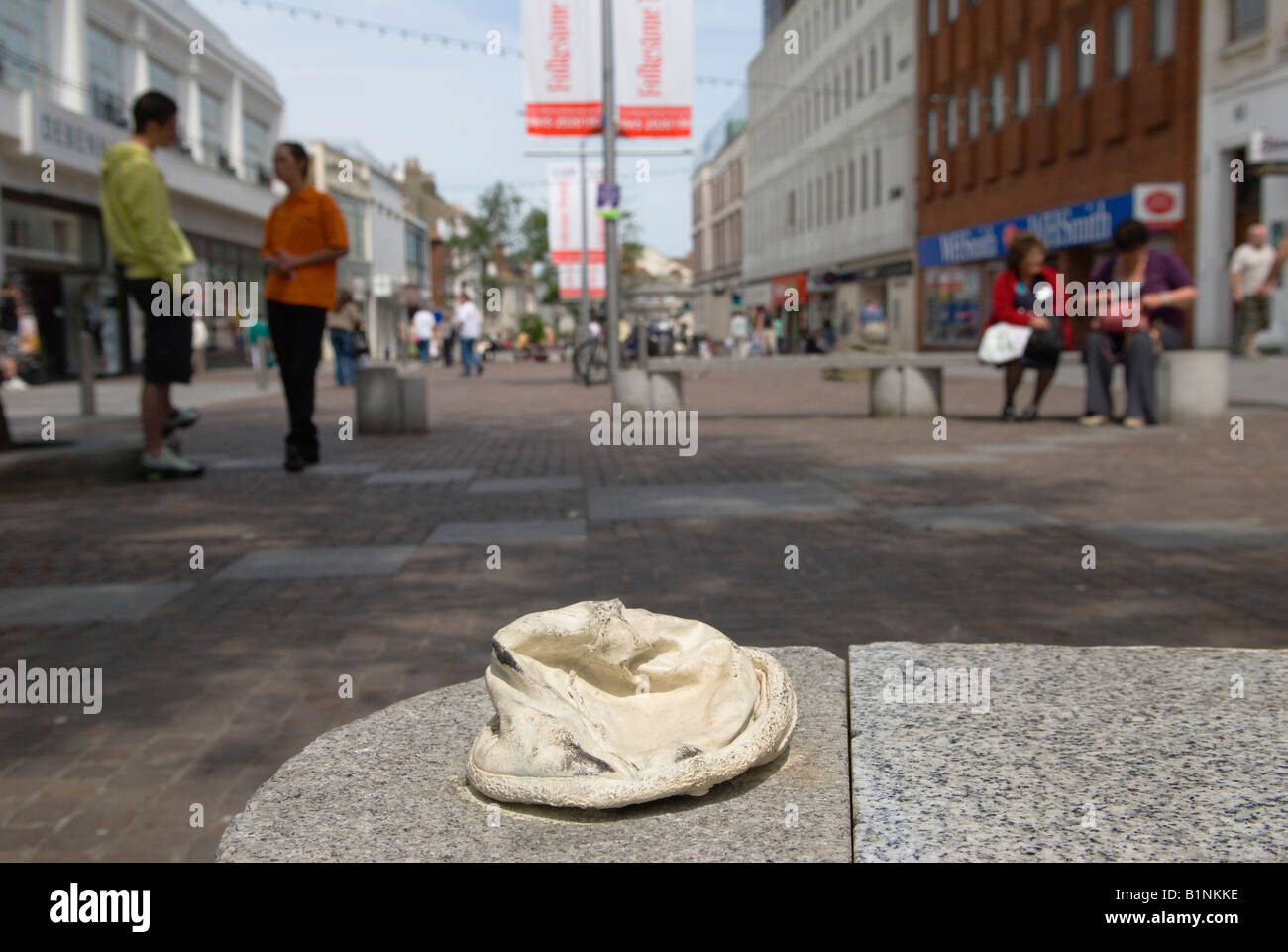 Tracey Emin Art Mostra d'arte pubblica creativa Folkestone Triennial Kent 'Baby Things' 'Baby Cap Baby Hat' sulla panchina Sandgate Road quartiere pedonale Foto Stock