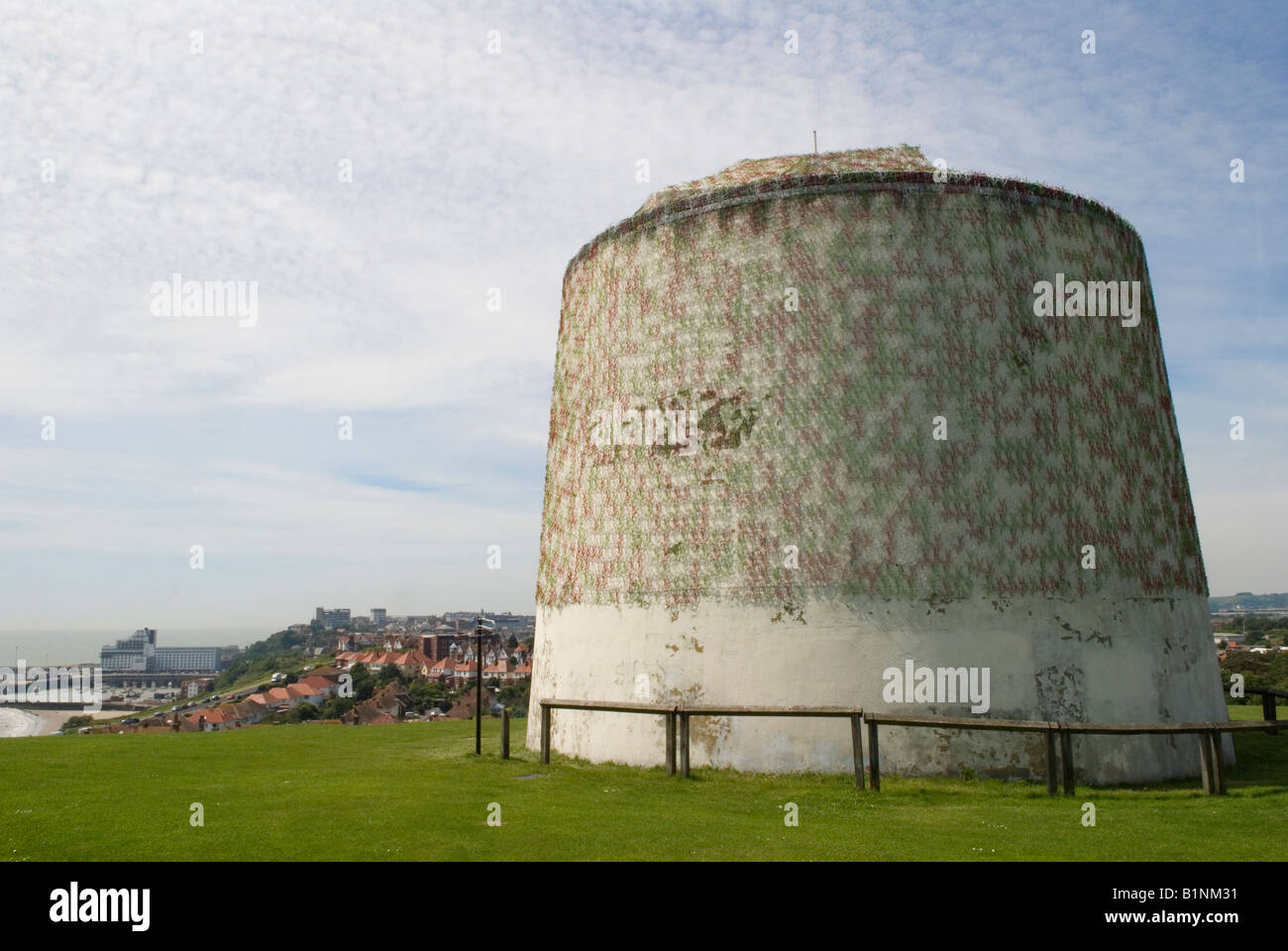 Ayse Erkmen, artista concettuale "impigliata" martello Tower 3 East Cliff. Mostra d'arte pubblica Triennale creativa Folkestone Kent 2008 2000s UK HOMER Foto Stock