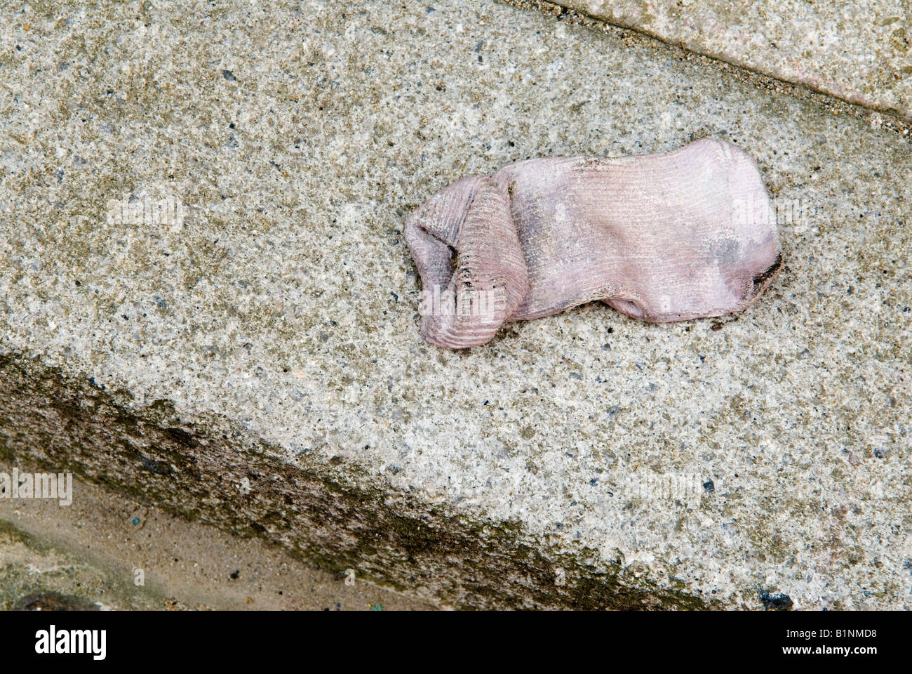 Mostra di Tracey Emin sull'artista Baby Things. Guanti per bambini lavorati a maglia. Mostra d'arte pubblica Triennale Creative Folkestone Kent UK 2008 2000s HOMER SYKES Foto Stock