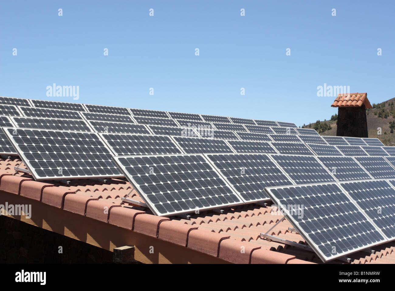 Photo Voltaic pannelli solari sul tetto del centro visitatori di Las Canadas del Teide Foto Stock