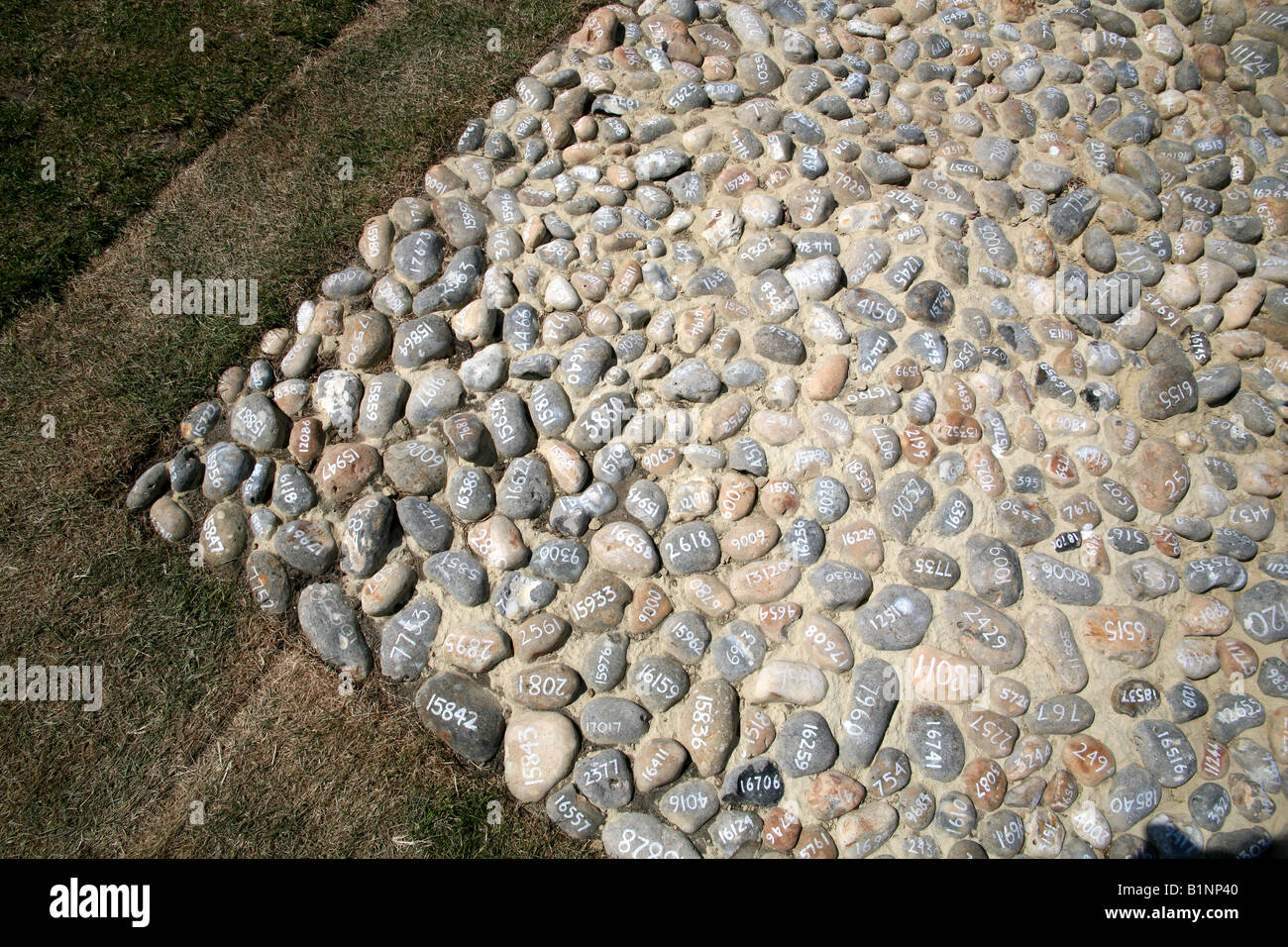 Mark Wallinger 'Folk " pietre a Folkestone triennale (dettaglio) Foto Stock