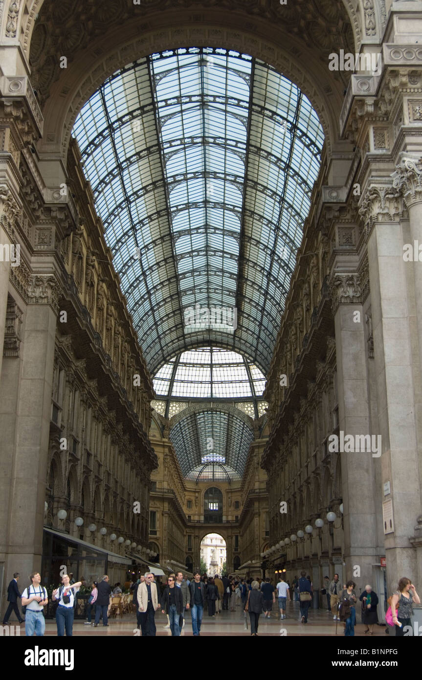 L'ingresso alla galleria negozi e ristorante arcade in Piazza del Duomo Foto Stock