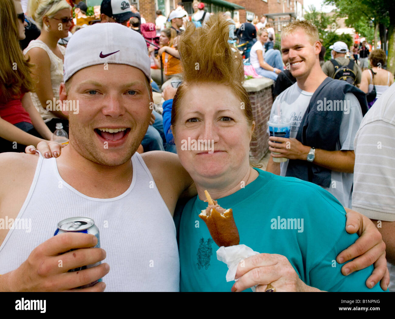 Tutti volevano avere la loro foto scattata con il nuovo buzz stilizzato tagliato. Grand Old giorno Street Fair St Paul Minnesota USA Foto Stock