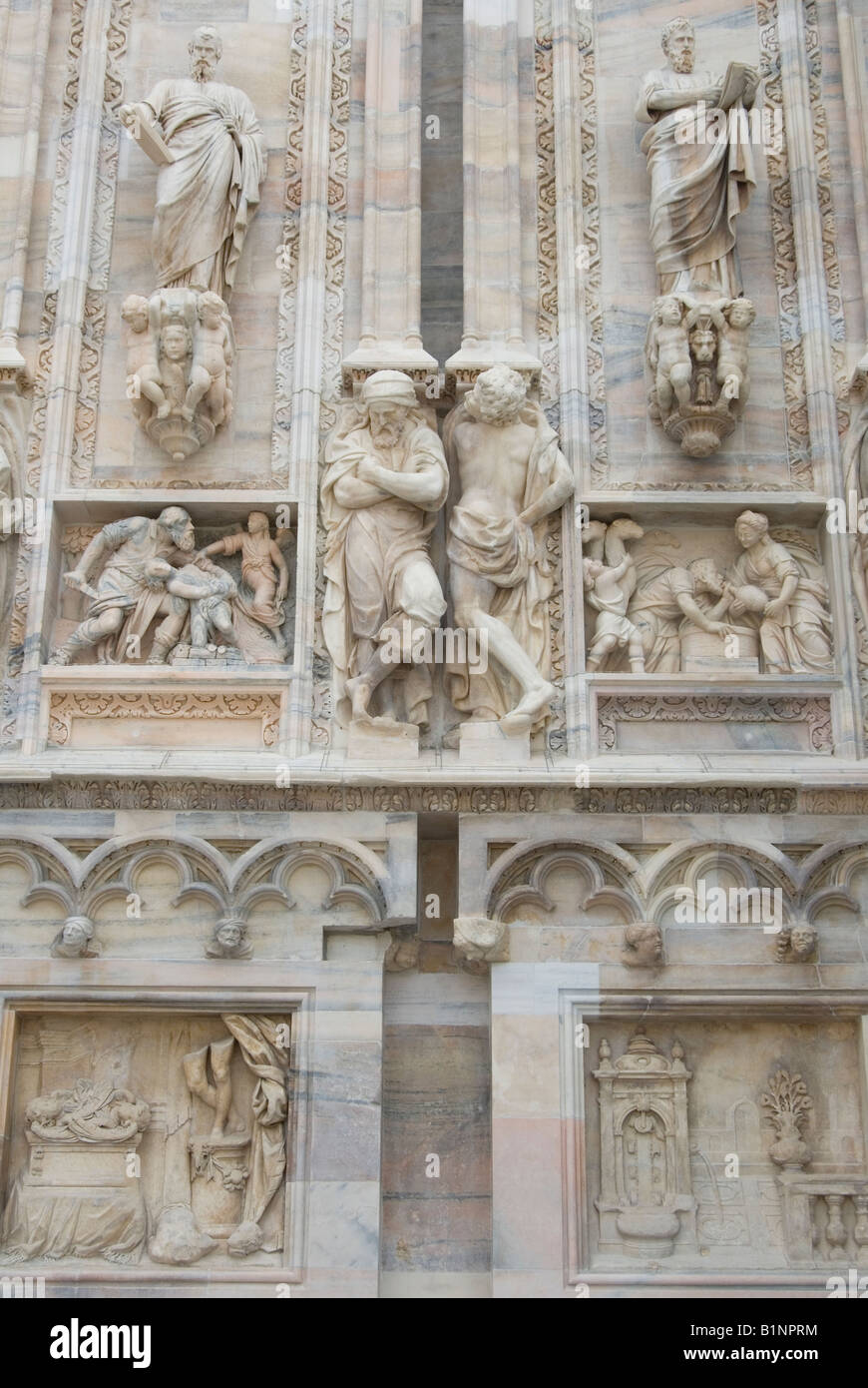 Dettagli di intagliare sulla parte anteriore del Duomo di Milano Foto Stock