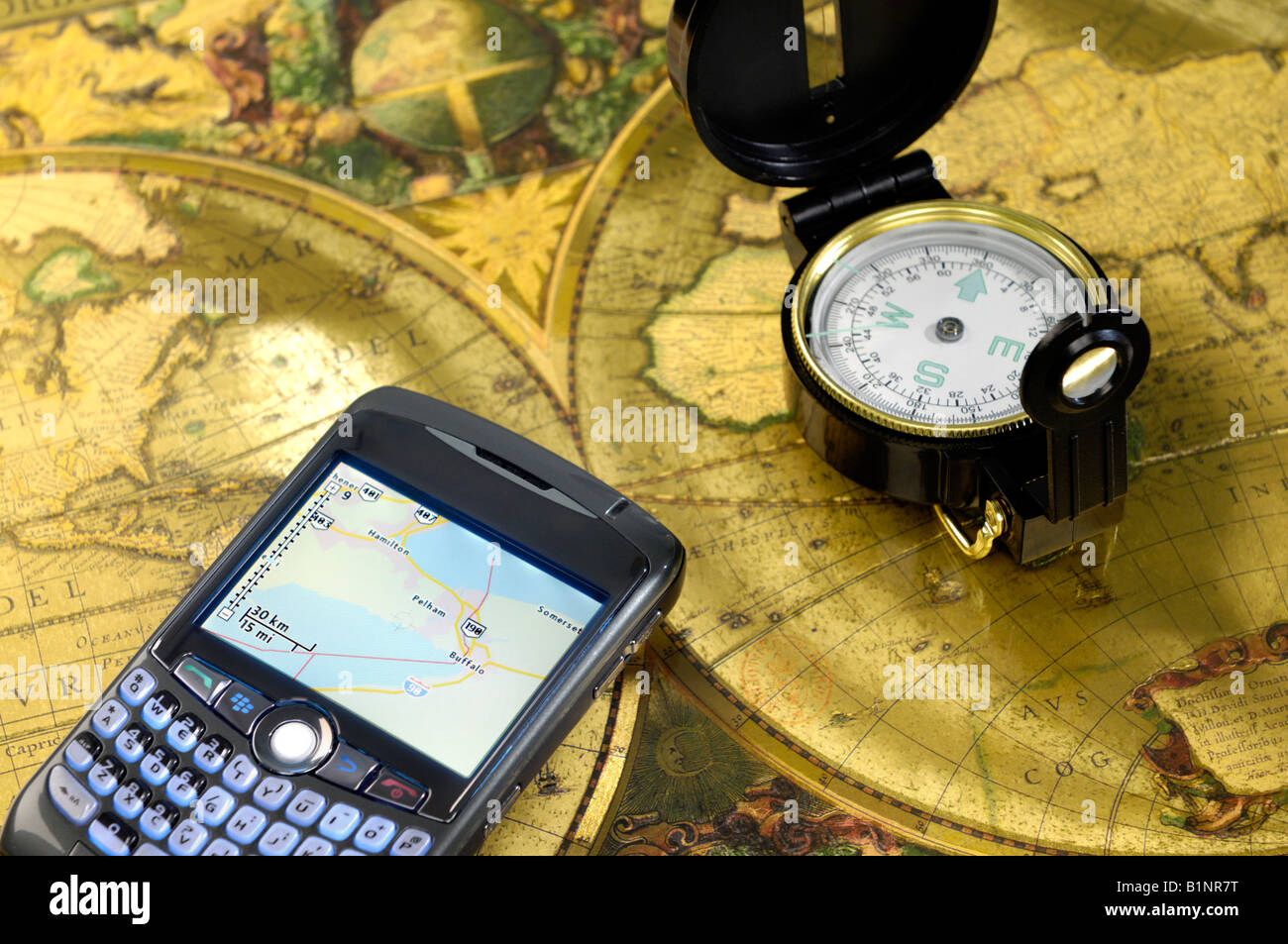 Smartphone GPS bussola e mappa Foto Stock