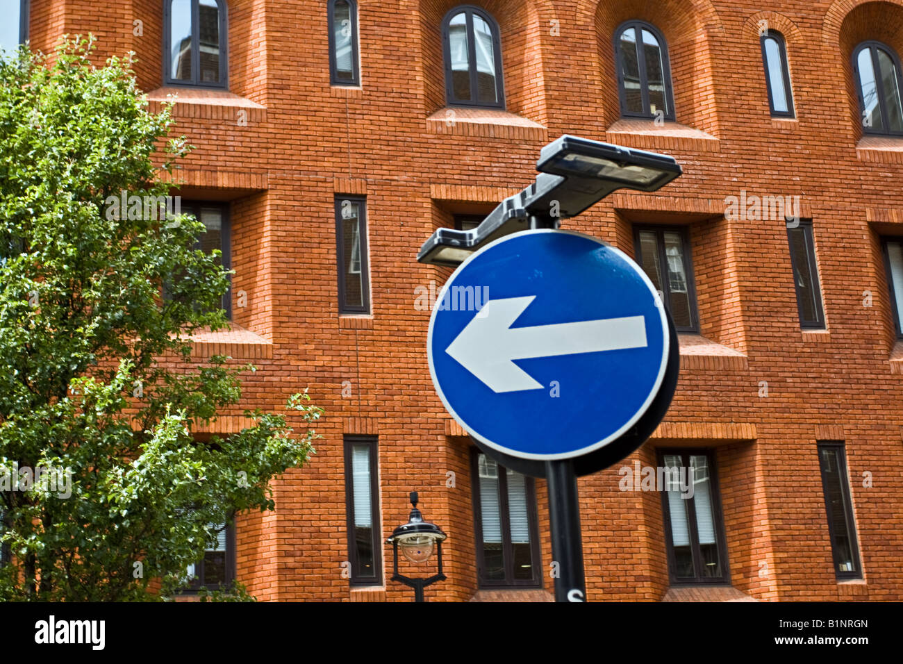Girare a sinistra in segno di Soho Londra con edificio in mattoni rossi in background. Foto Stock