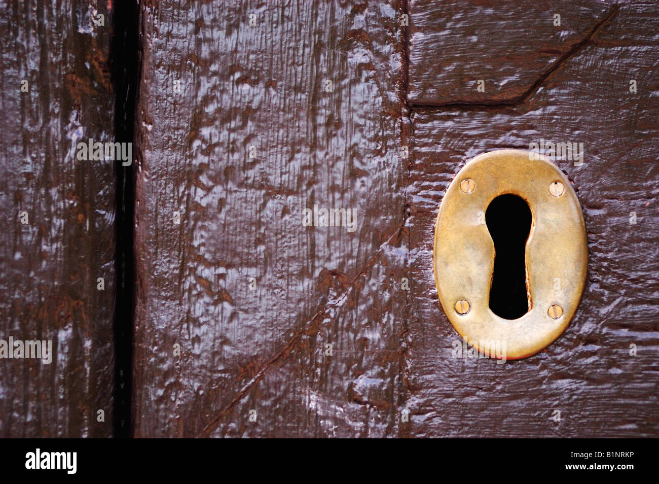 Close-up del foro di serratura di una porta di colore marrone Foto Stock