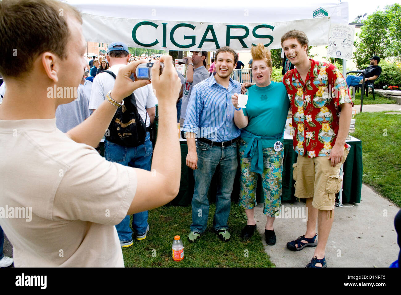 Fotografo cattura immagine di nuovi amici dopo getting buzz cut. Grand Old giorno Street Fair St Paul Minnesota USA Foto Stock