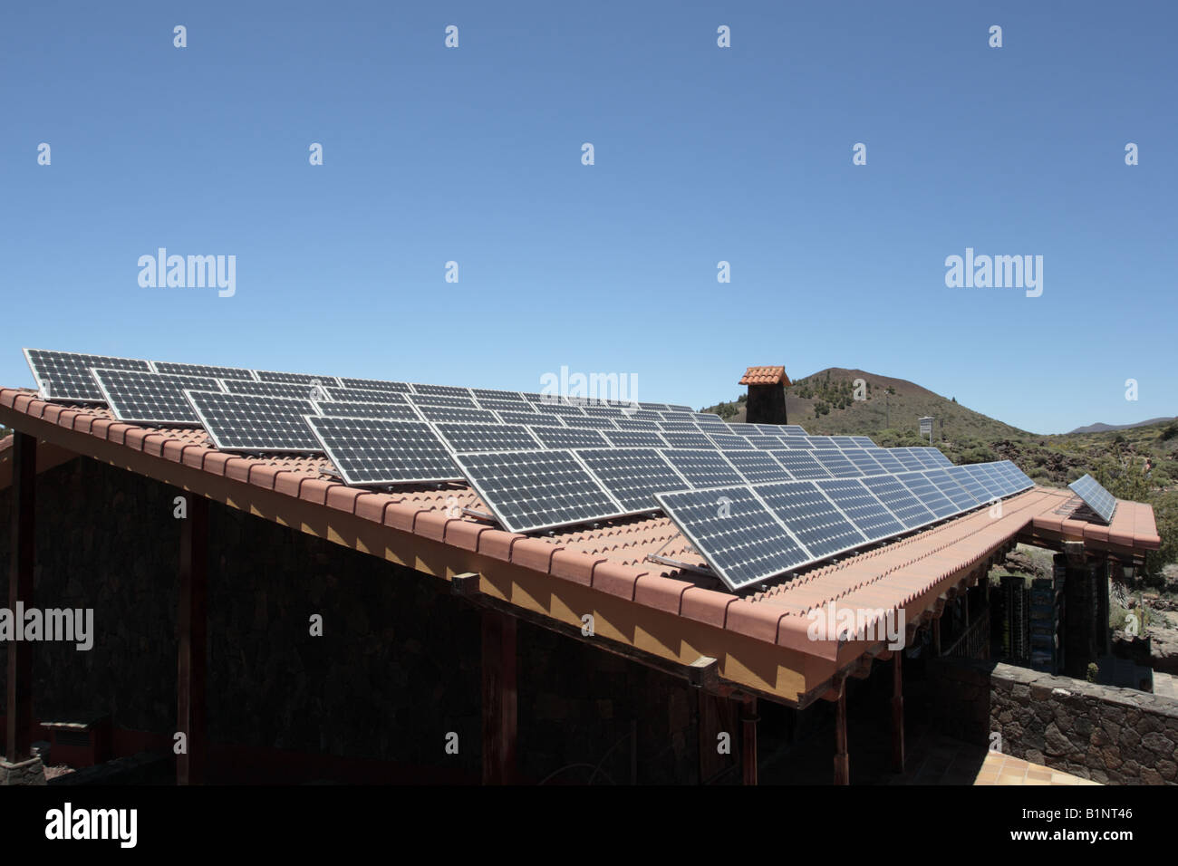 Photo Voltaic pannelli solari sul tetto del centro visitatori di Las Canadas del Teide Foto Stock