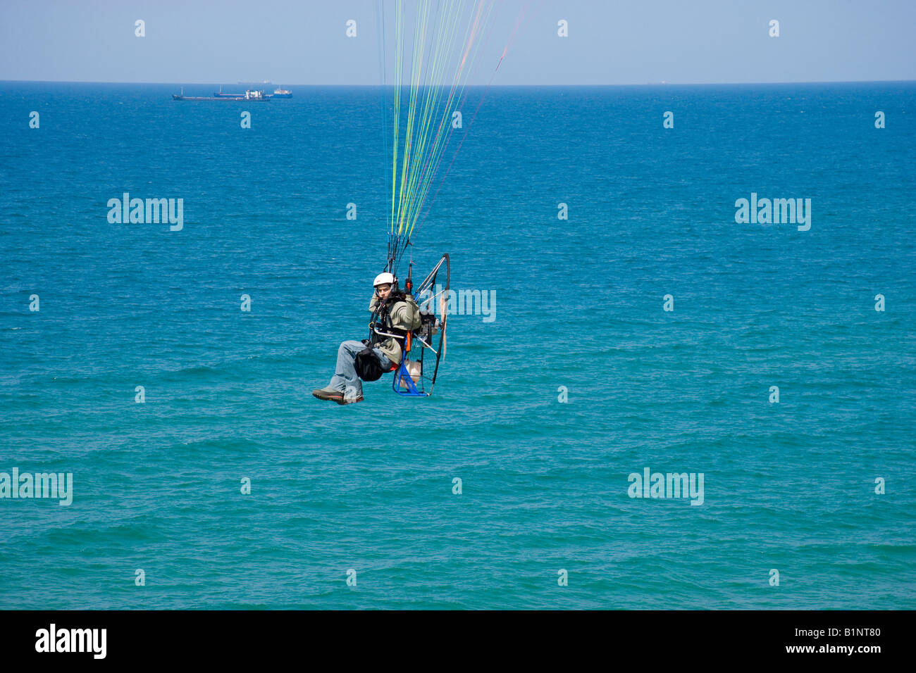 Powered parapendio sorvolano Kilyos sulla costa del Mar Nero di Istanbul vista aerea Turchia MR Foto Stock