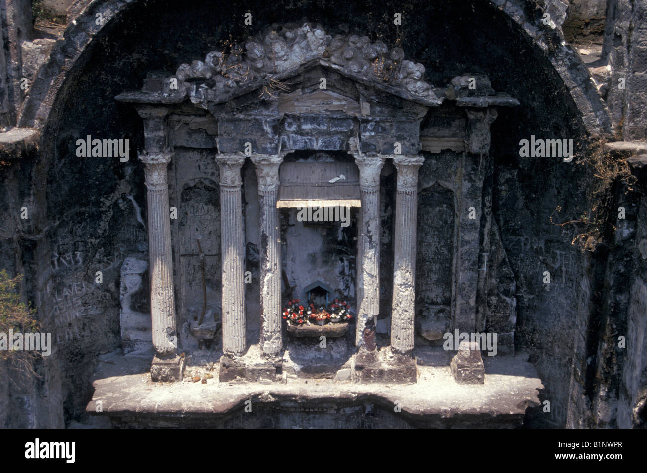 Altare della semi-interrato Templo de San Juan Parangaricutiro chiesa, Michoacan, Messico Foto Stock