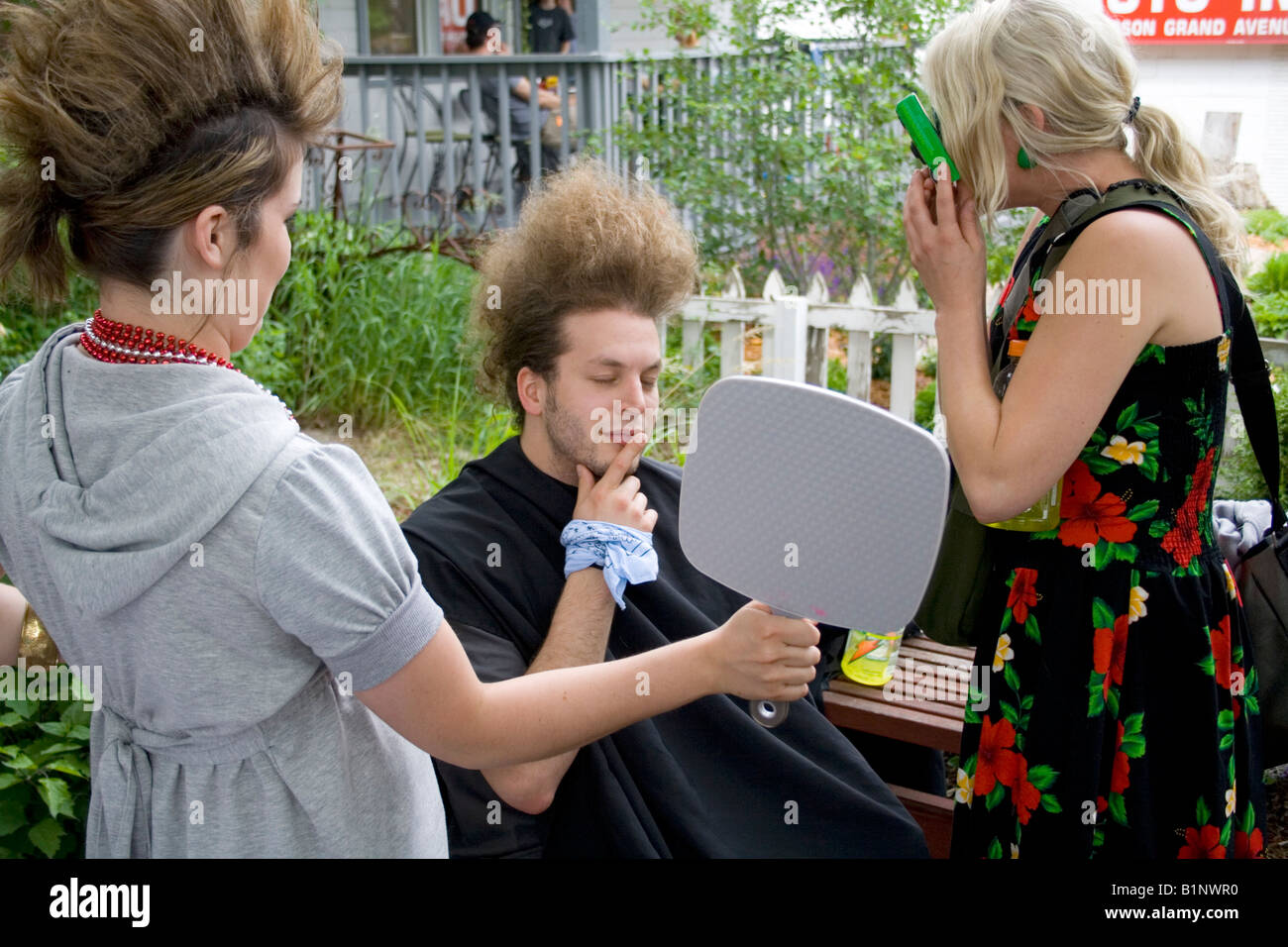 Patrono di ispezionare il suo nuovo buzz capelli stile e fotografata in outdoor di bellezza. Grand Old giorno St Paul Minnesota USA Foto Stock