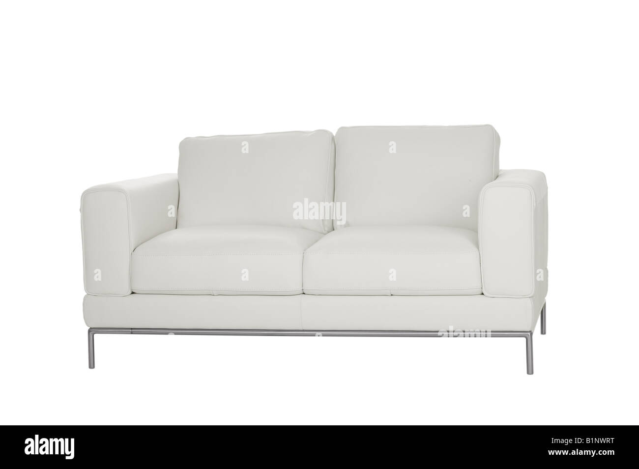Con un divano in pelle bianca ritagliata su sfondo bianco Foto Stock