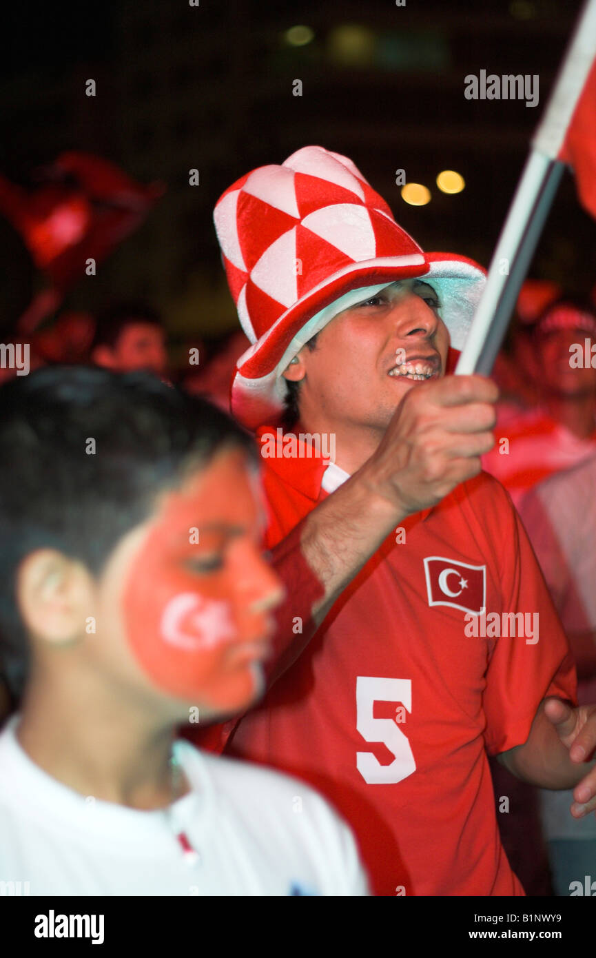 Turkish fans guardando il gioco tra la Germania e la Turchia in Euro 2008 prese a Izmir Turchia 25 06 2008 Foto Stock