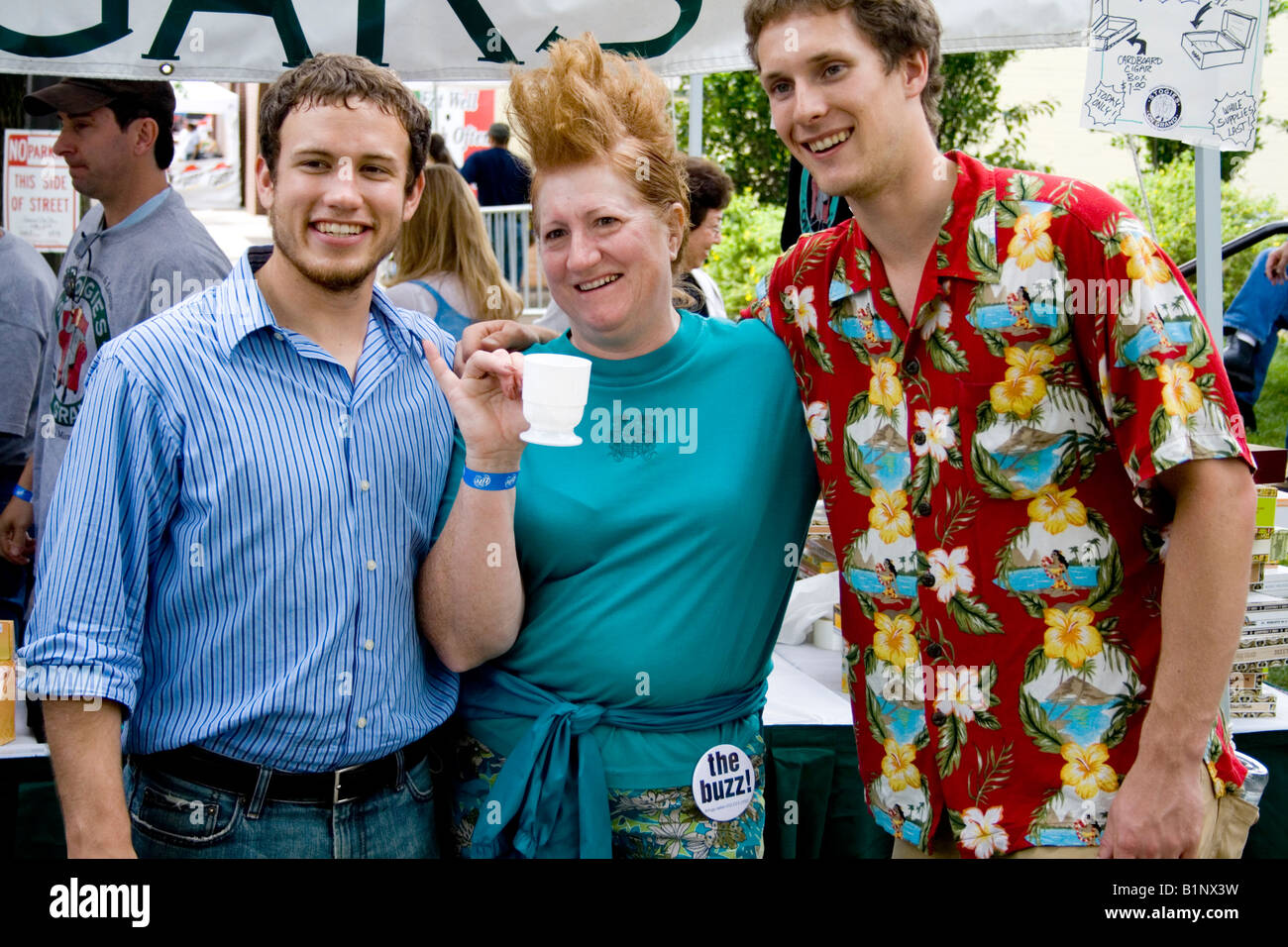 Nuovi amici dopo getting buzz tagliati su strada. Grand Old giorno Street Fair St Paul Minnesota USA Foto Stock