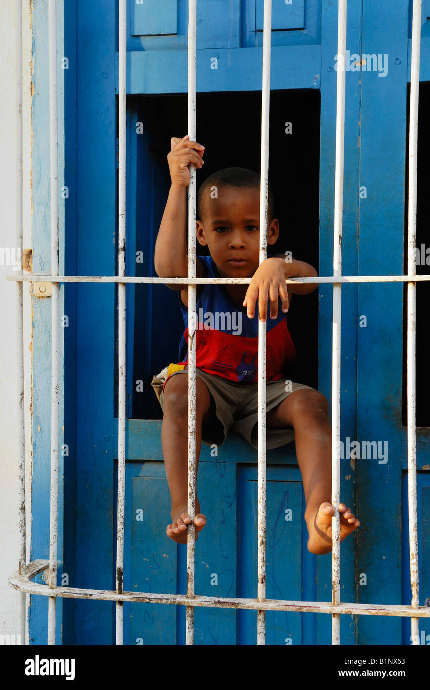 Un piccolo ragazzo locale seduti dietro una griglia Trinidad Patrimonio Mondiale UNESCO Sancti Spiritus Provincia Cuba Aprile 2007 Foto Stock