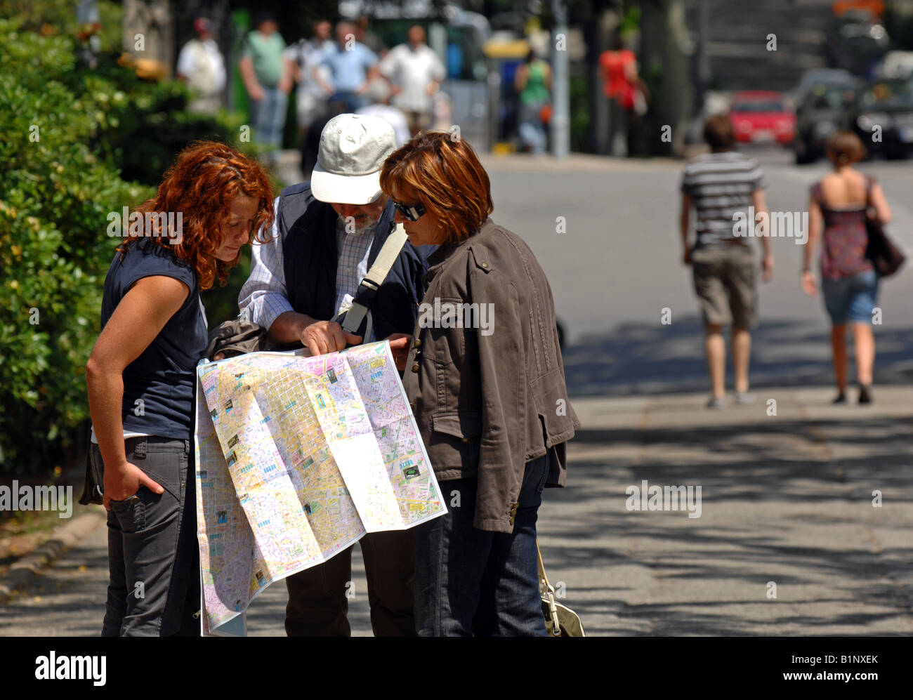 I turisti la lettura di una mappa, Barcellona, Spagna Foto Stock