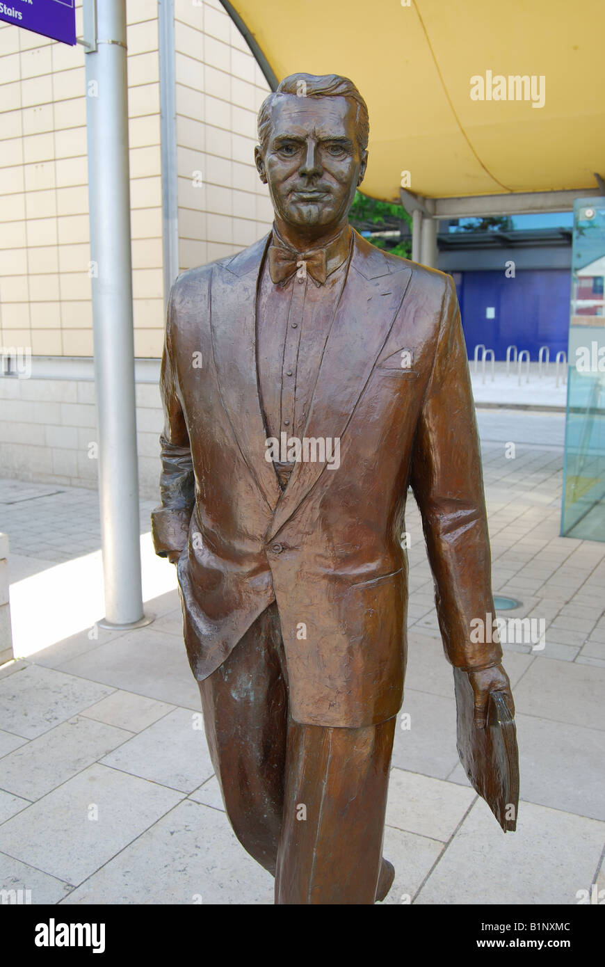 Una vita dimensioni statua in bronzo della leggenda di Hollywood Cary Grant, Millennium Square, Harbourside, Bristol, Inghilterra, Regno Unito Foto Stock